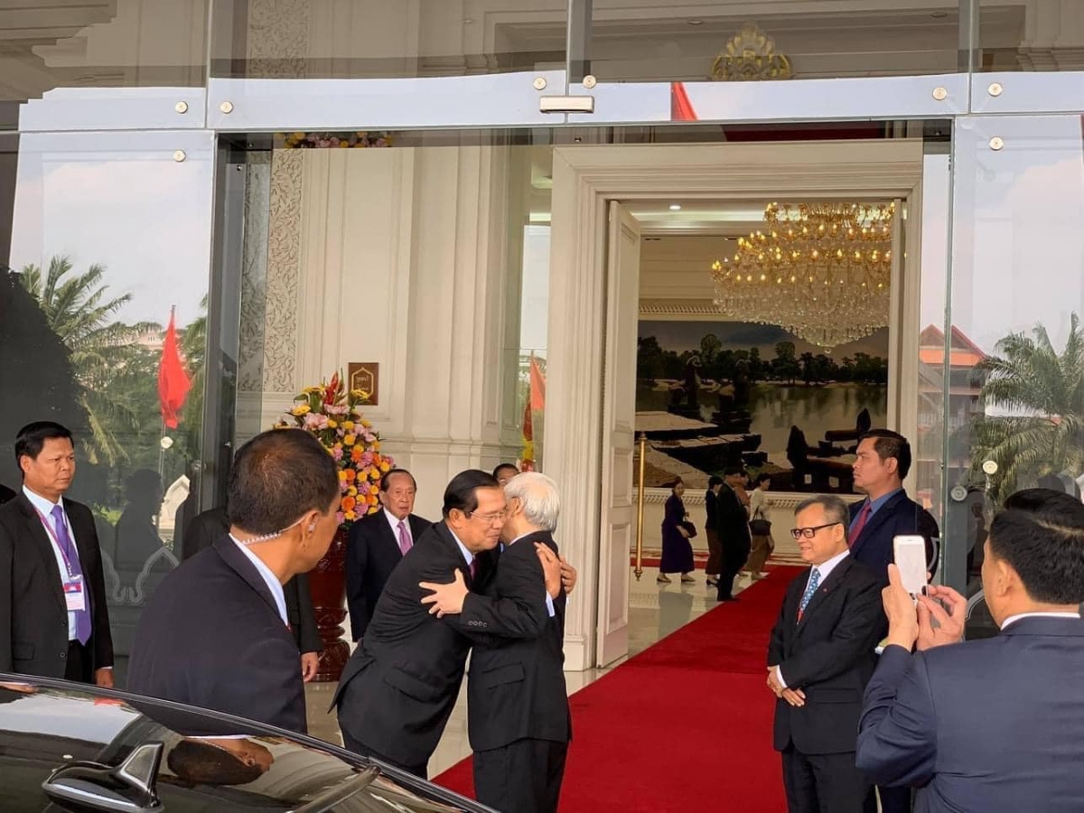 Thủ tướng Hun Sen đón Tổng Bí thư Nguyễn Phú Trọng.