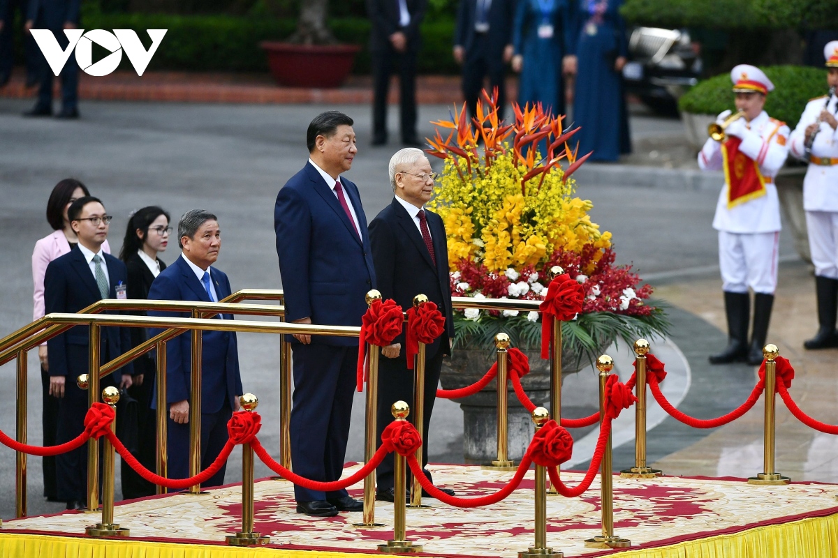 Ngày 12/12/2023, Tổng Bí thư Nguyễn Phú Trọng và Phu nhân chủ trì Lễ đón chính thức Tổng Bí thư, Chủ tịch nước Trung Quốc Tập Cận Bình và Phu nhân thăm cấp Nhà nước đến Việt Nam.