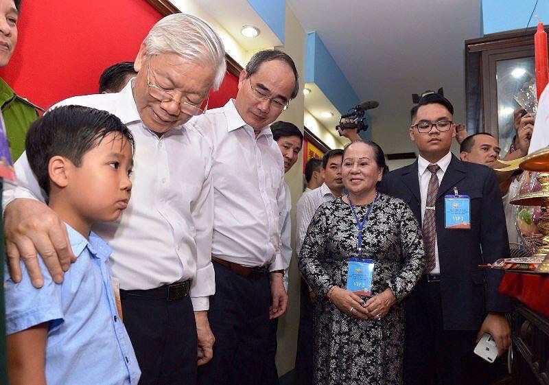 Tổng Bí thư quan tâm bé Trần Trọng Nhân, cháu nội của Anh hùng Lực lượng vũ trang Trần Văn Lai (ảnh BT)