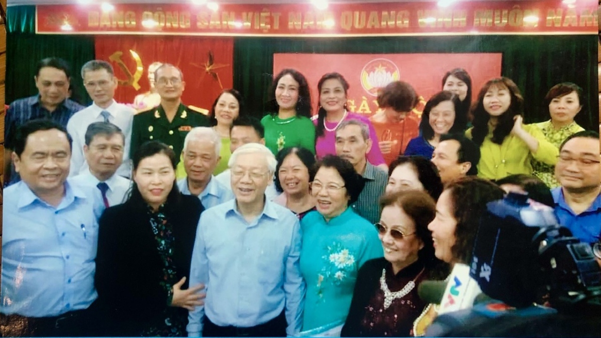 Tổng Bí thư Nguyễn Phú Trọng chụp ảnh kỷ niệm cùng bà con phường Nguyễn Du tại ngày hội đoàn kết khu dân cư