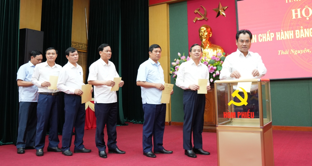 Các đại biểu tiến hành bỏ phiếu 