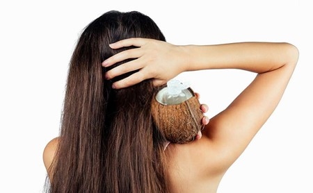 Dầu dừa giúp mái tóc mềm mượt hơn