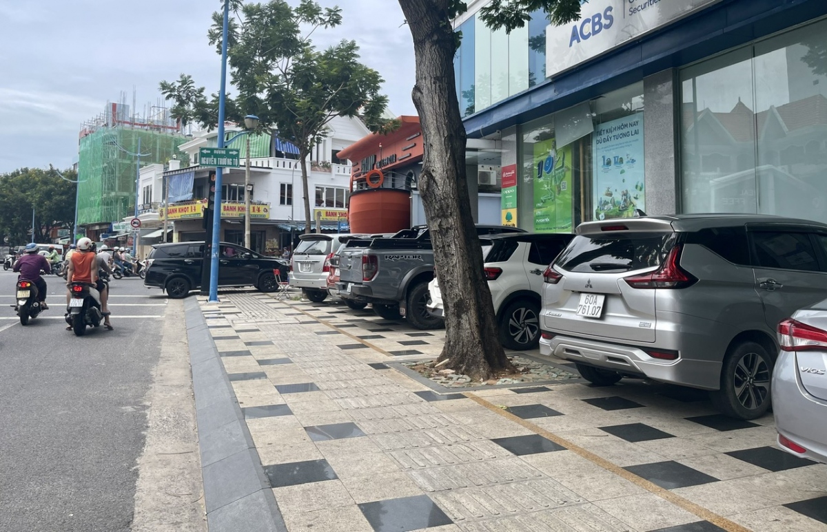 Thành phố Vũng Tàu sẽ rà soát các khu vực có tình trạng ô tô đậu, đỗ lòng đường, vỉa hè vi phạm quy tắc giao thông (Ảnh: Lưu Sơn).