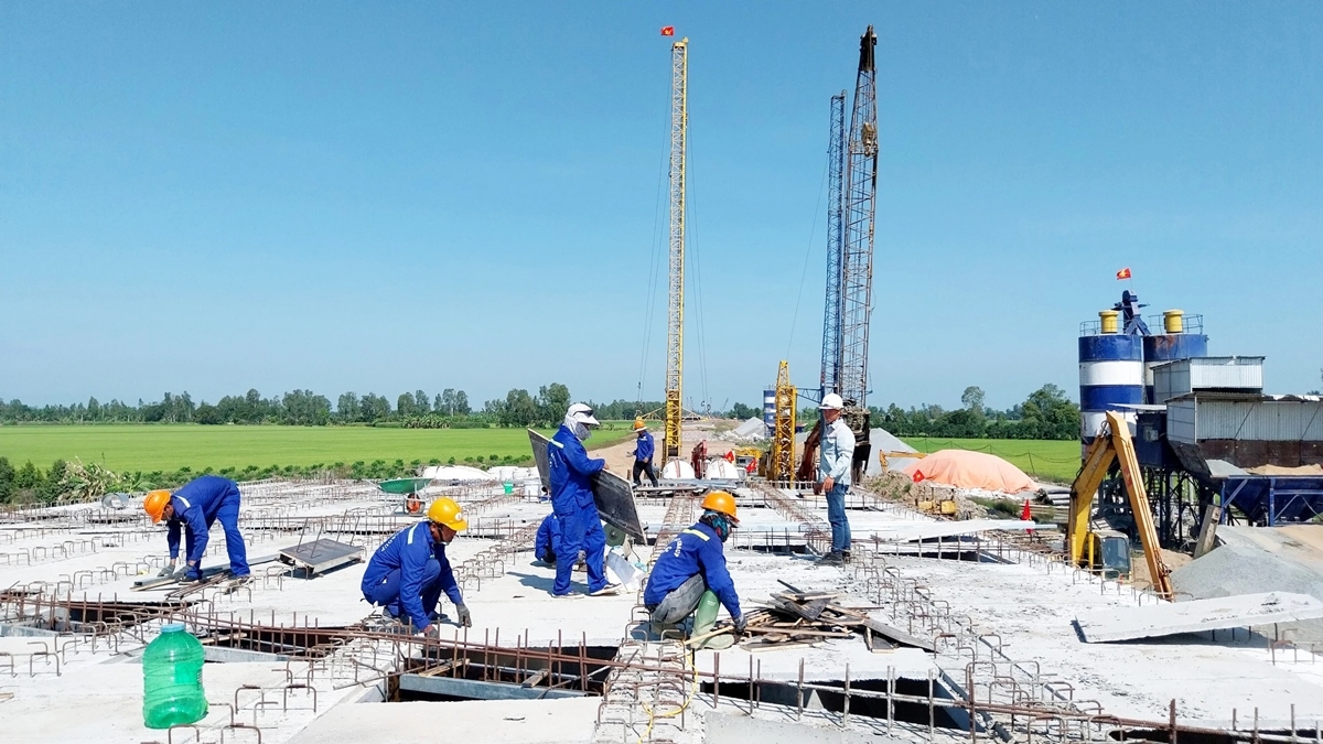 Công nhân thi công trên cao tốc Châu Đốc - Cần Thơ - Sóc Trăng