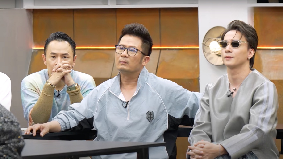 Nhà Xuân Hạ Thu Đông lo lắng khi nghe MC thông báo.