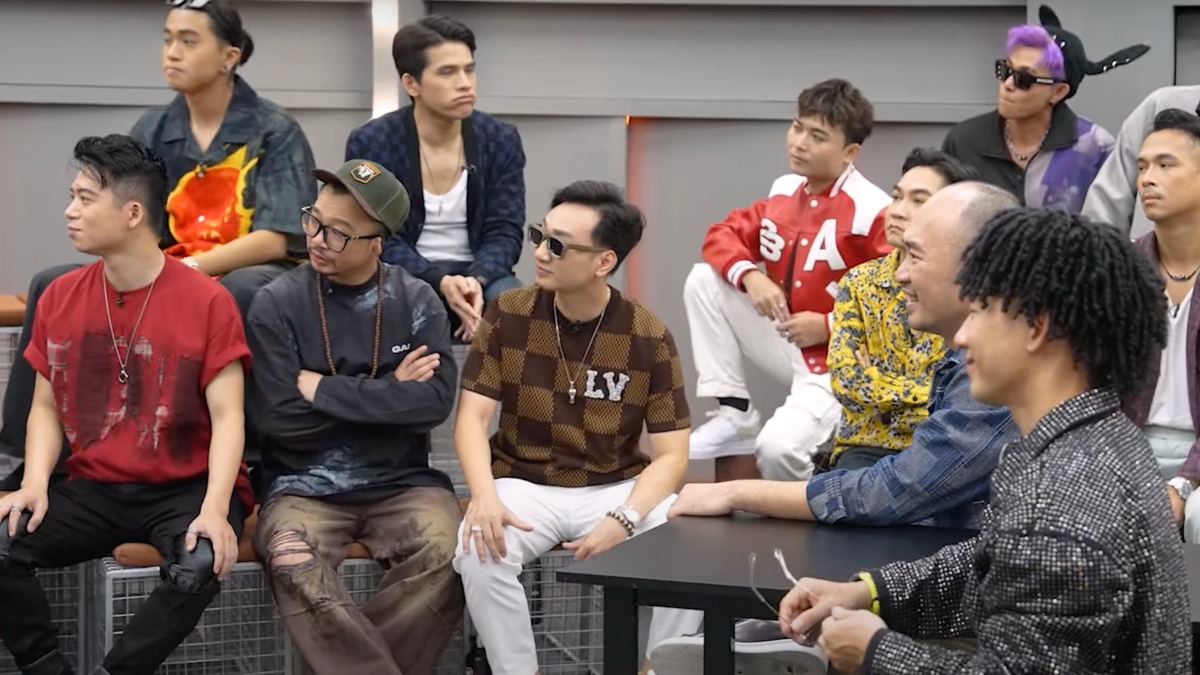 Các anh tài trong phòng hội nghị.