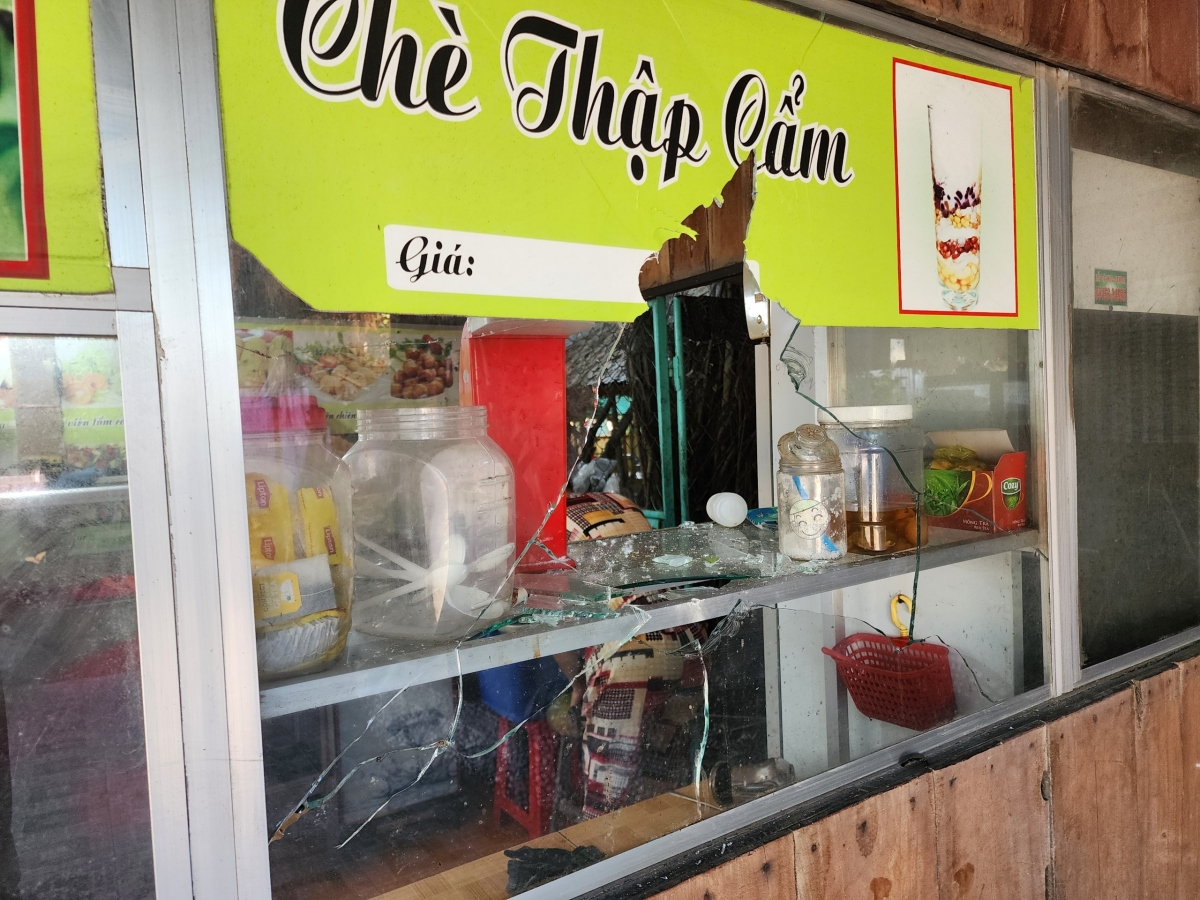 Nhiều vật dụng bị bể nát do nhóm côn đồ đập phá