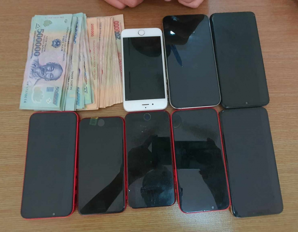 Tiền mặt và điện thoại di động là tang vật và vật chứng nhóm Hiếu sử dụng để cá độ bóng đá các trận đấu giải EURO 2024.  