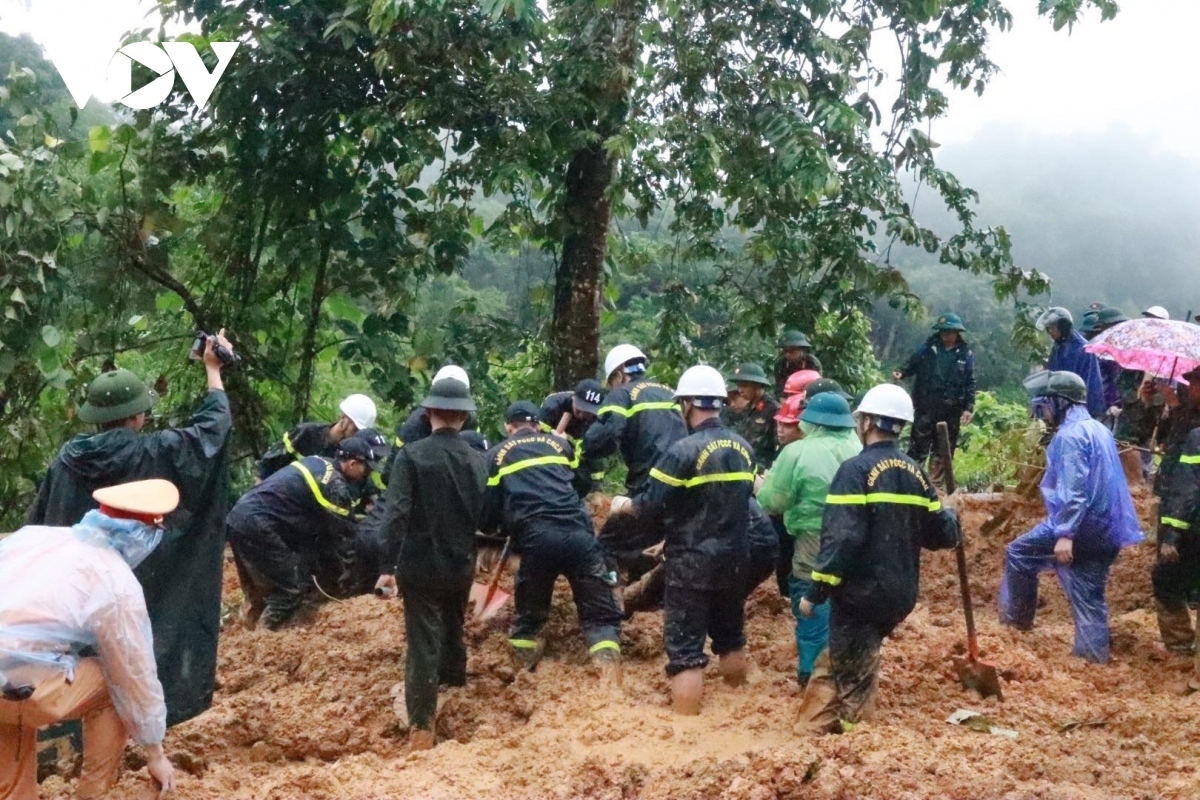 Các lực lượng tham gia tìm kiếm cứu nạn tại điểm sạt lở ở Hà Giang