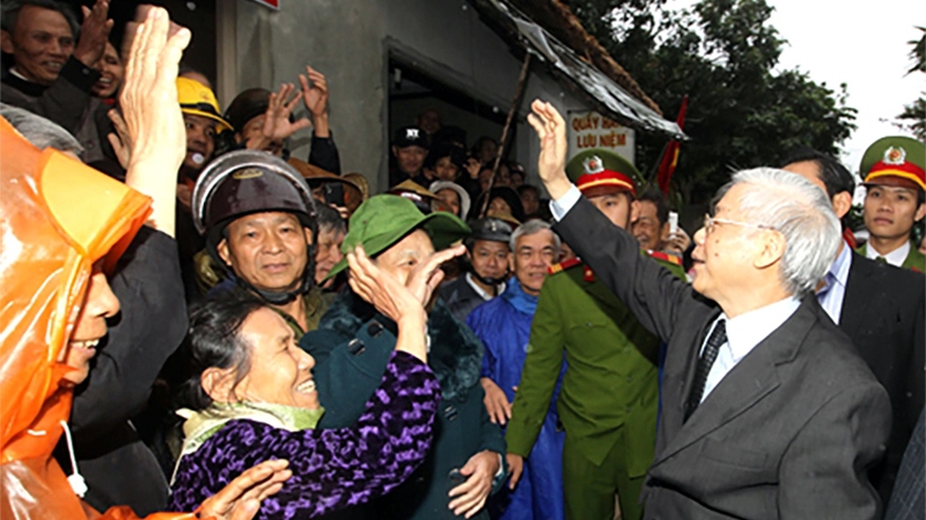 Tổng Bí thư Nguyễn Phú Trọng thăm, trò chuyện cùng cán bộ, nhân dân xã Lộc Thủy, huyện Lệ Thủy, tỉnh Quảng Bình - Ảnh: Báo Quảng Bình