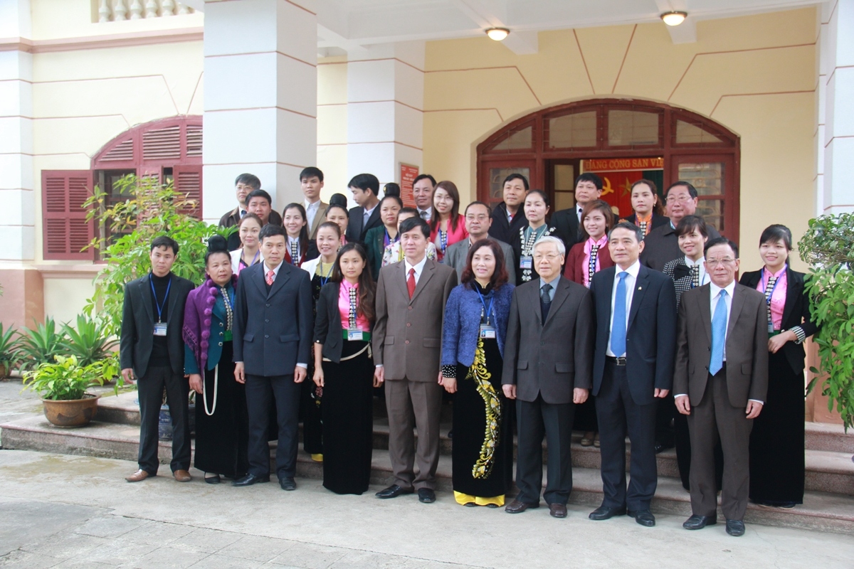 Tổng Bí thư chụp ảnh cùng tập thể cán bộ, nhân viên Bảo tàng tỉnh Sơn La ngày 8/1/2014