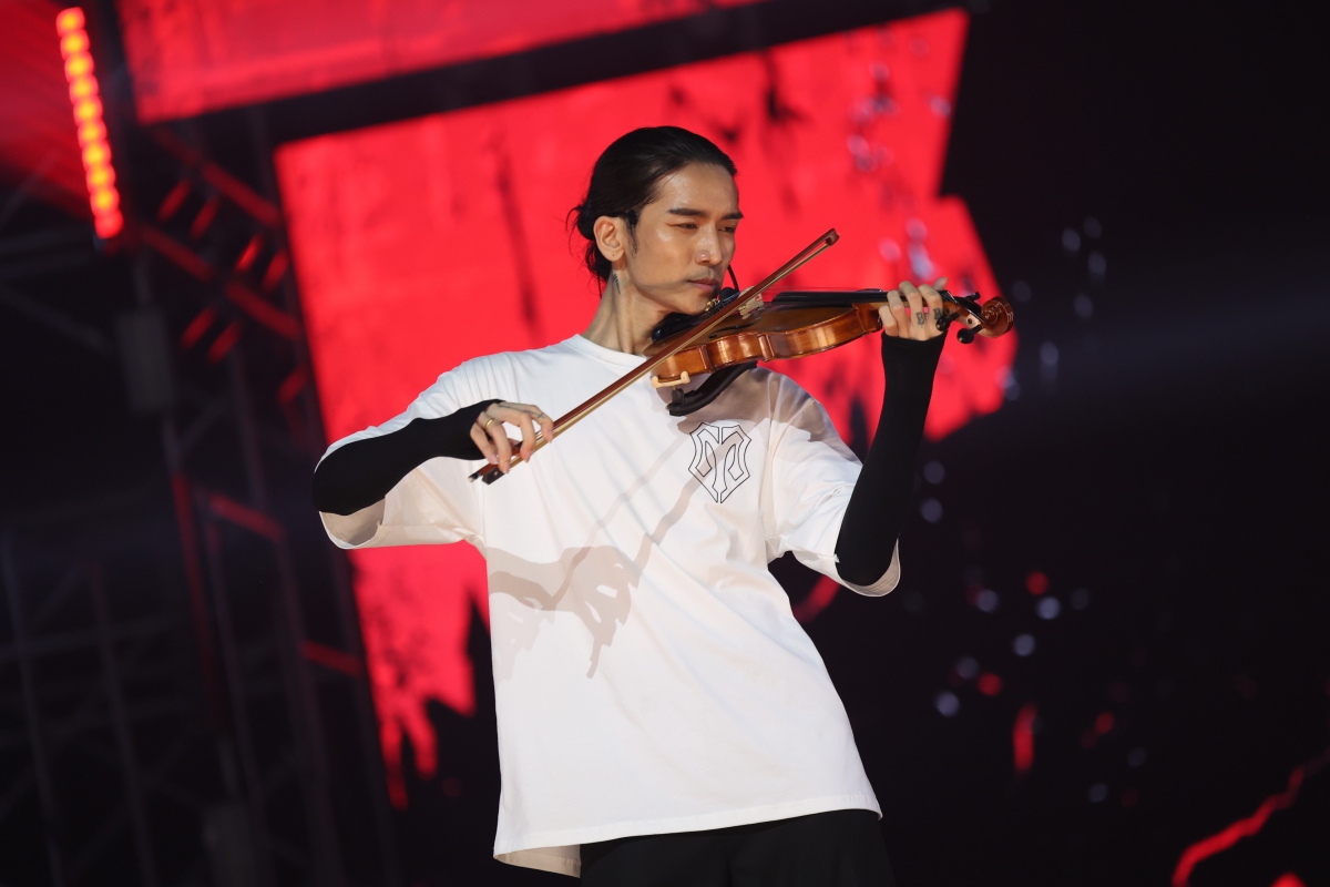 BB Trần tập violin