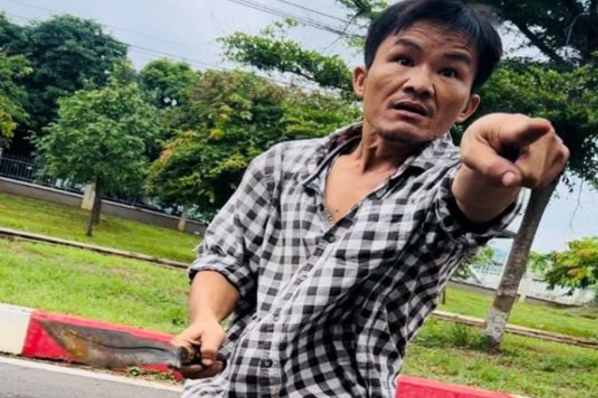 Đối tượng Bảo cầm dao tấn công CSGT. (Ảnh: CACC)