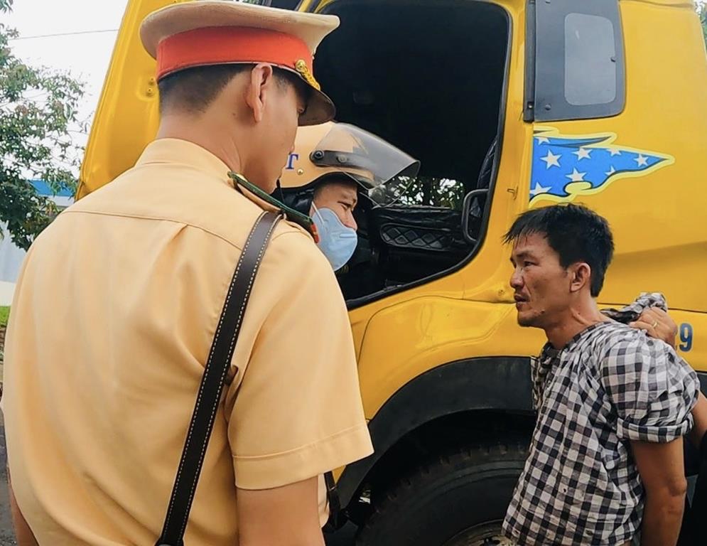 Lực lượng CSGT khống chế đối tượng chống người thi hành công vụ. (Ảnh: CACC)