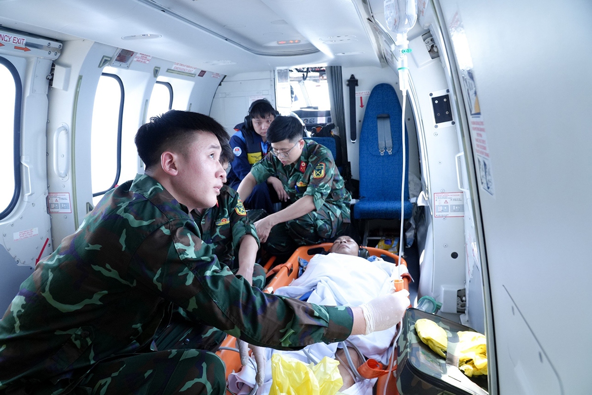 Các bệnh nhân được theo dõi liên tục trong quá trình bay vận chuyển từ đảo Trường Sa về đất liền. (Ảnh: BV 175)