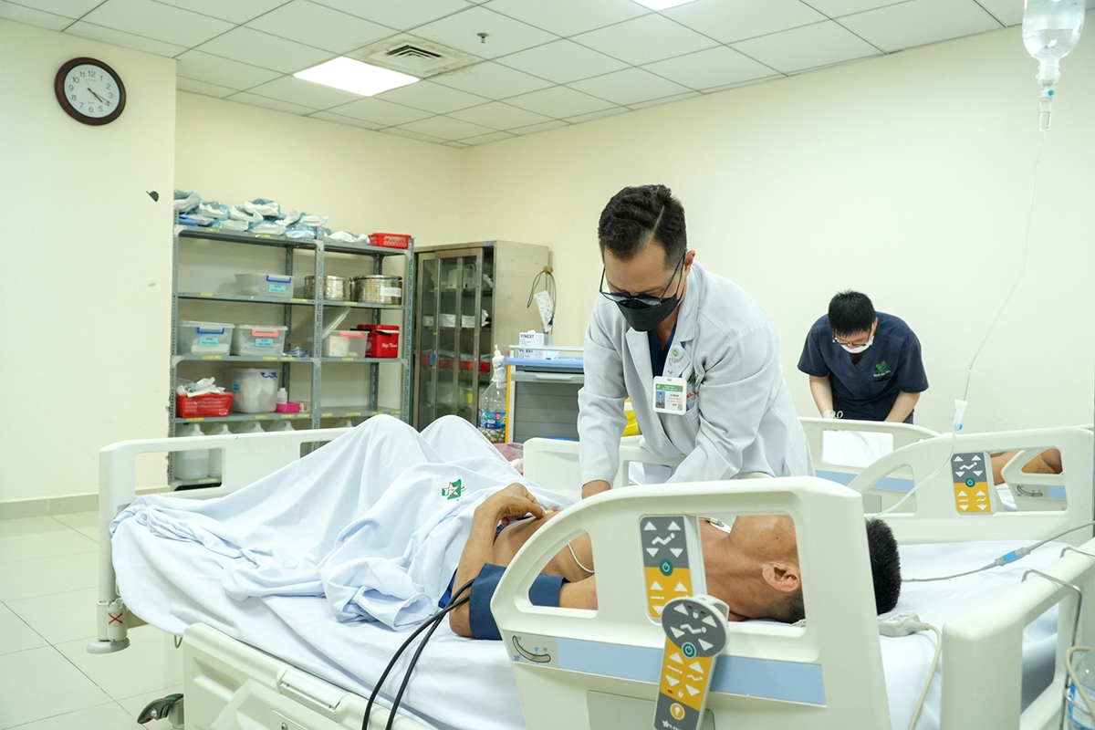 Ngay khi máy bay hạ cánh, 2 bệnh nhân nhanh chóng được đưa vào Khoa Cấp cứu, Bệnh viện Quân y 175. (Ảnh: BV 175)