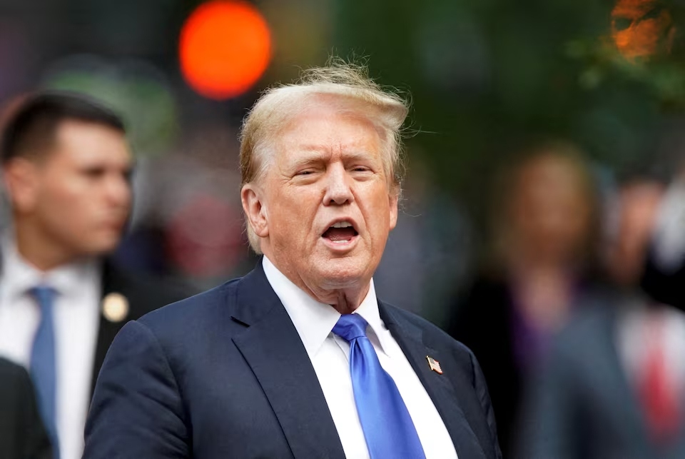Ông Trump đứng trên sân khấu tại Đại hội toàn quốc của đảng Cộng hòa tối 18/7. Ảnh: CNN