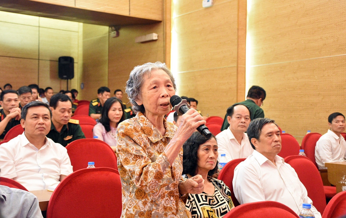 Bà Văn Minh Tâm - con gái Đại tướng Văn Tiến Dũng phát biểu tại hội thảo
