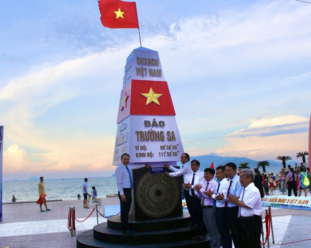 On this occasion the Vietnam Lawyers Association also presents a model of Truong Sa sovereignty landmark to the administration of Khanh Hoa province.