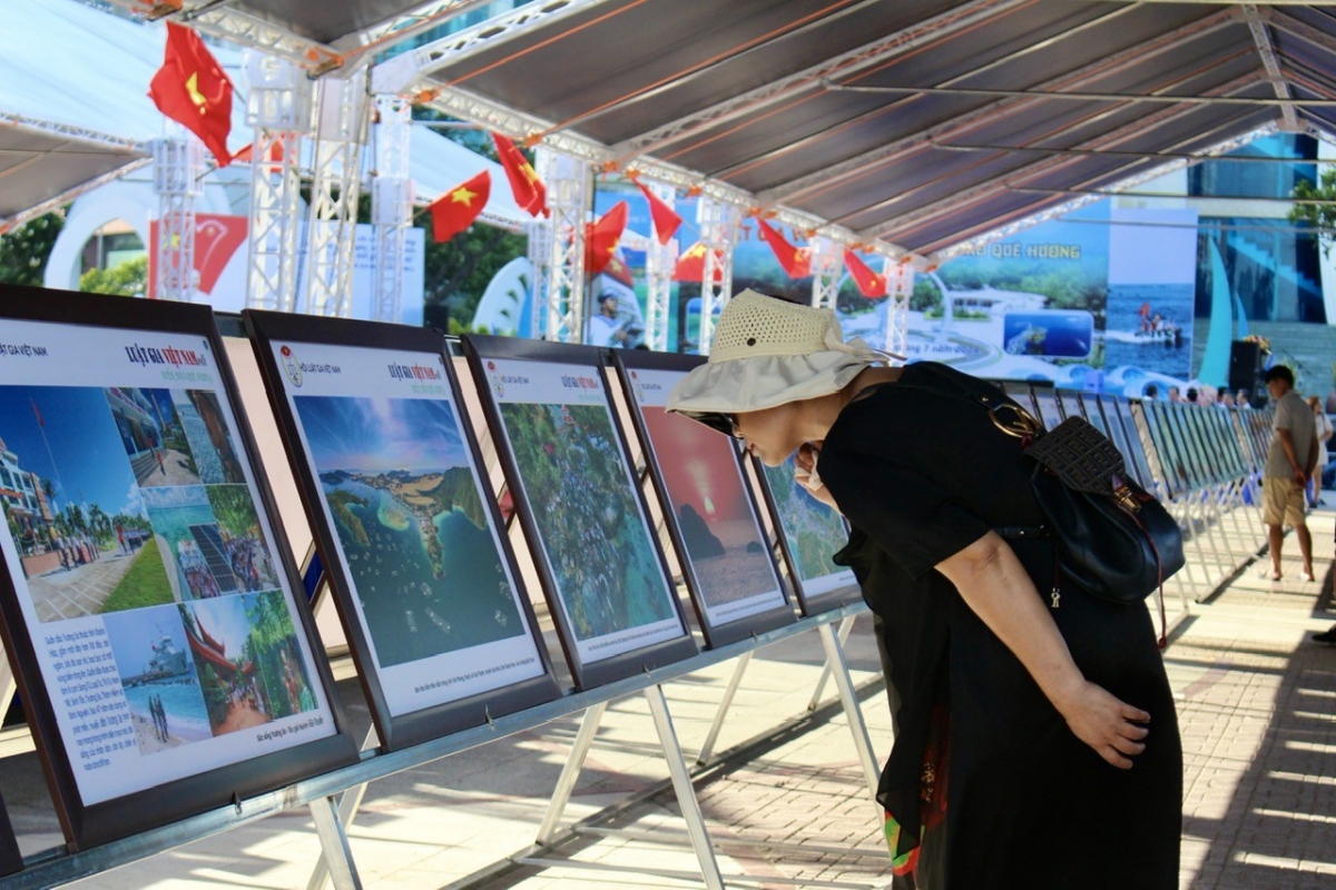 The exhibition also helps to inspire patriotism, solidarity, and responsibility to safeguard Vietnamese sovereignty over seas and islands among people from all walks of life, particularly young people, he says.