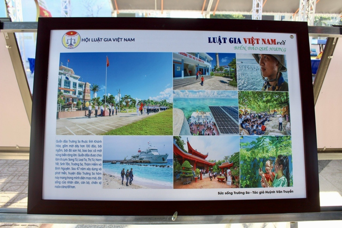 The photos portray the beauty of Truong Sa and the daily activities of soldiers garrisoned on the islands tasked with protecting the country’s sovereignty over its sea and islands.