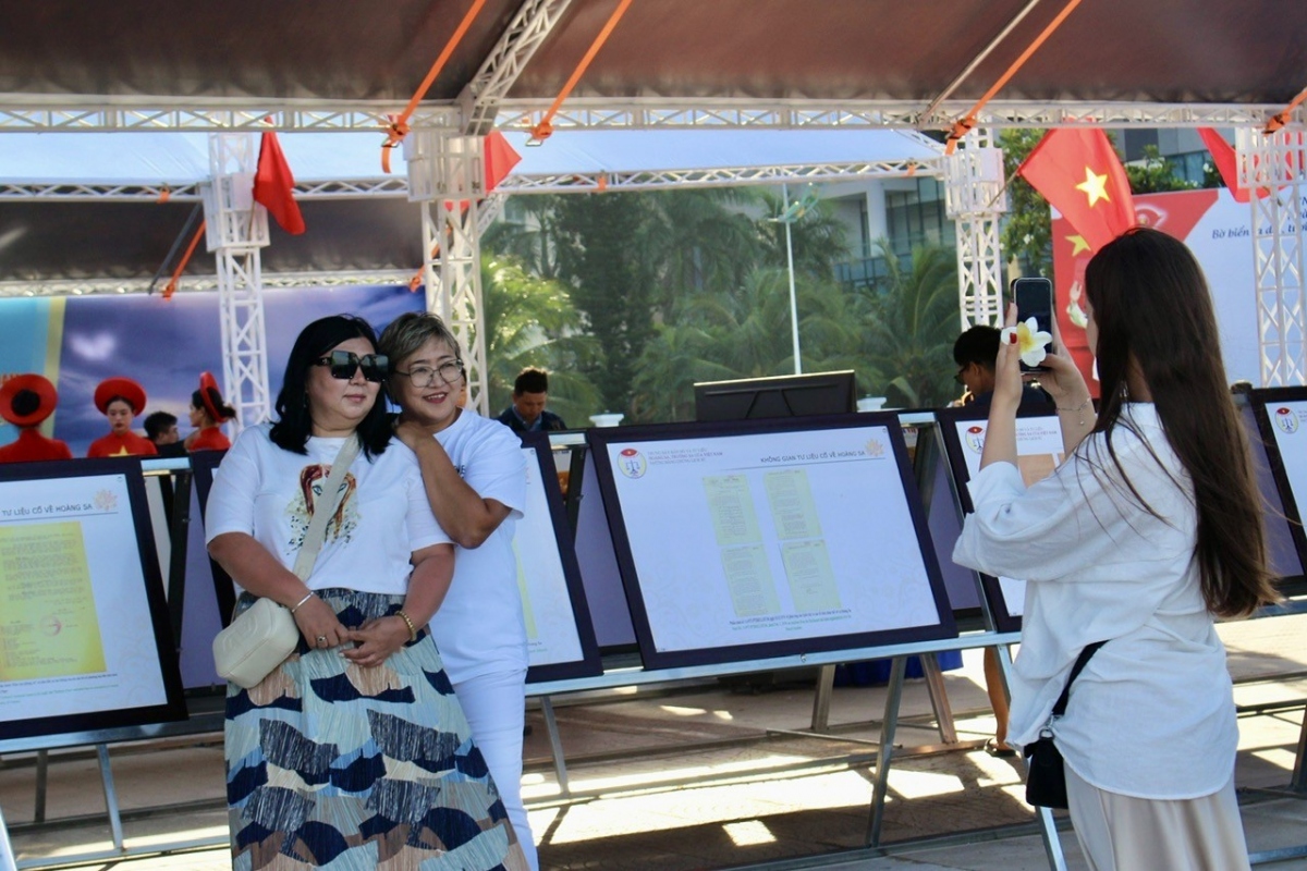 The display attracts a large number of residents and tourists.