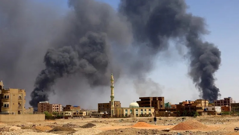 Khói bốc lên phía sau các cuộc không kích, đụng độ giữa Quân đội Sudan và RSF ở thủ đô Khartoum. (Ảnh: Reuters)