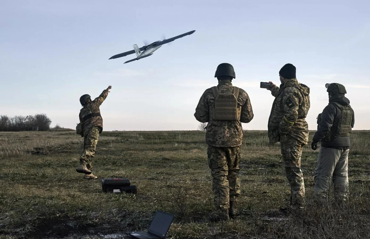 Lính Ukraine điều khiển UAV. Ảnh: Reuters