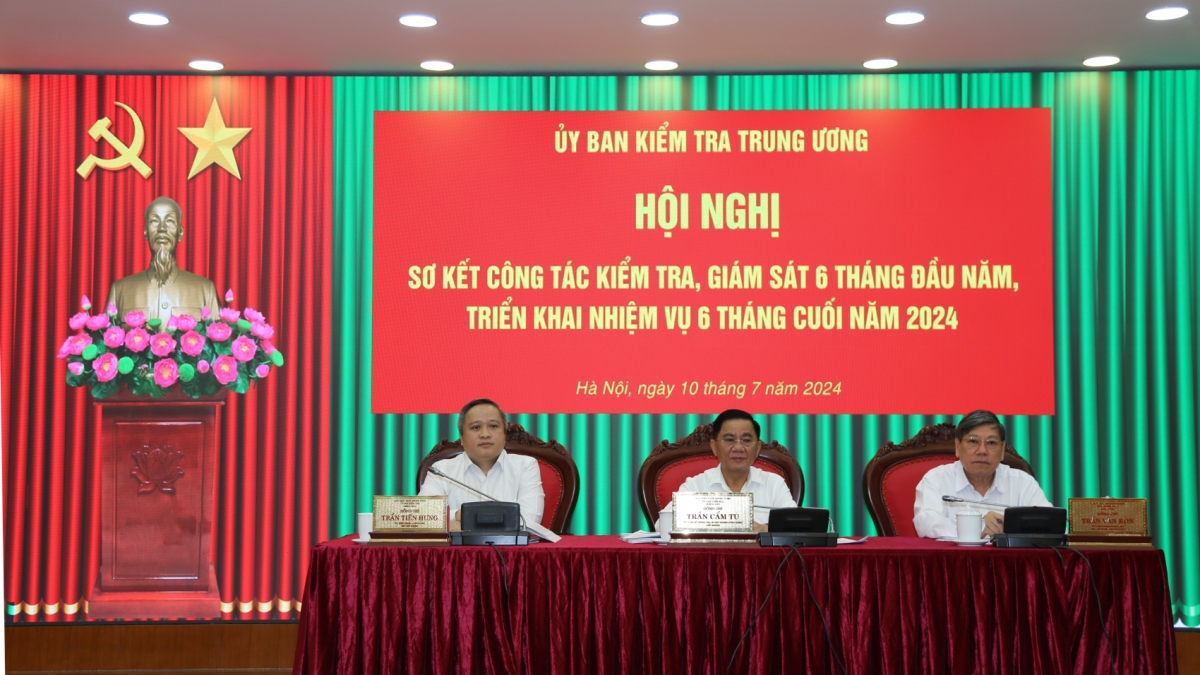 Chủ nhiệm Ủy ban Kiểm tra Trung ương Trần Cẩm Tú và các Phó Chủ nhiệm Ủy ban tại hội nghị