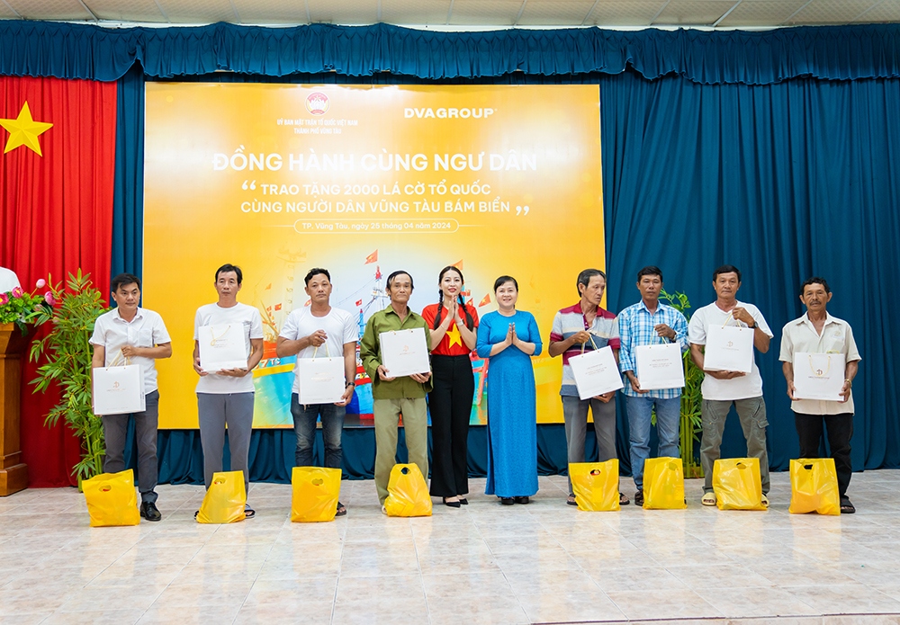 Viện thẩm mỹ DIVA trao tặng 2000 lá cờ Tổ quốc cùng nhiều phần quà cho ngư dân Vũng Tàu
