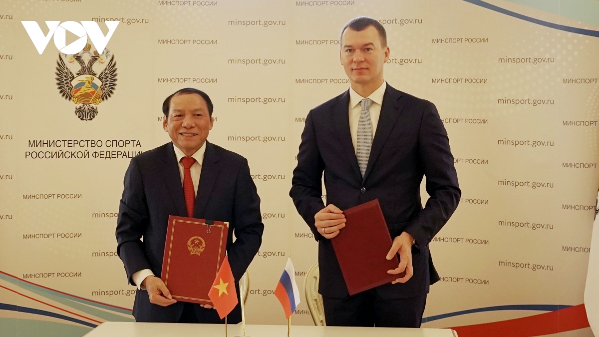 Vietnamese Minister of Culture, Sports and Tourism Nguyen Van Hung (L) and Minister of Sports Mikhail Degtyarev sign a memorandum of understanding on promoting physical education and sports ties.