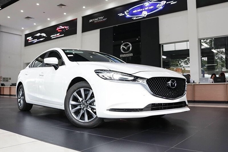 Mazda6 chỉ còn 2 phiên bản sử dụng động cơ 2.0L (Luxury và Premium) với giá bán 769 - 809 triệu đồng.