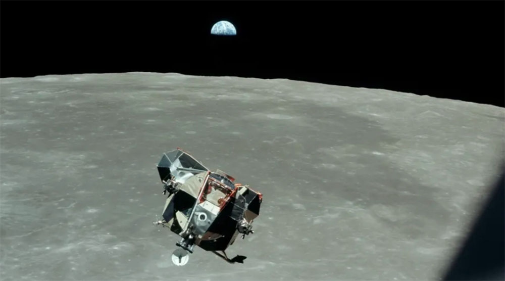 Phi hành gia Michael Collins của Sứ mệnh Apollo 11 chụp các đồng đội và Trái Đất trong bức ảnh mang tính biểu tượng ngày 21/7/1969. Ảnh: NASA