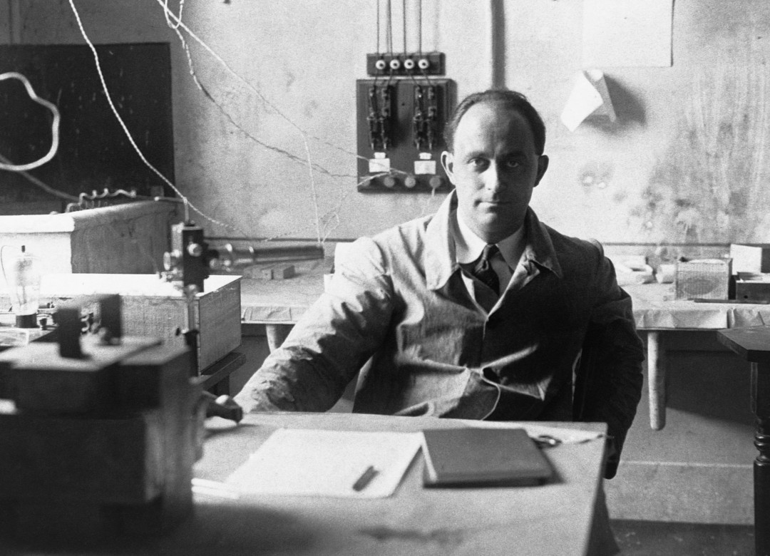 Nhà vật lý Enrico Fermi (1901 - 1954) cho rằng chúng ta chưa gặp người ngoài hành tinh bởi trí tuệ thông minh hoặc là quá hiếm hoặc là chỉ vừa mới xuất hiện trong vũ trụ. Các nhà vật lý khác thì nhận định, chúng ta chưa gặp phải sự sống ngoài hành tinh vì chúng ta đã đến muộn. Về cơ bản, họ nói rằng người ngoài hành tinh hầu hết đã chết và vũ trụ đang giãn nở quá xa để chúng ta có thể tìm thấy hài cốt của họ.