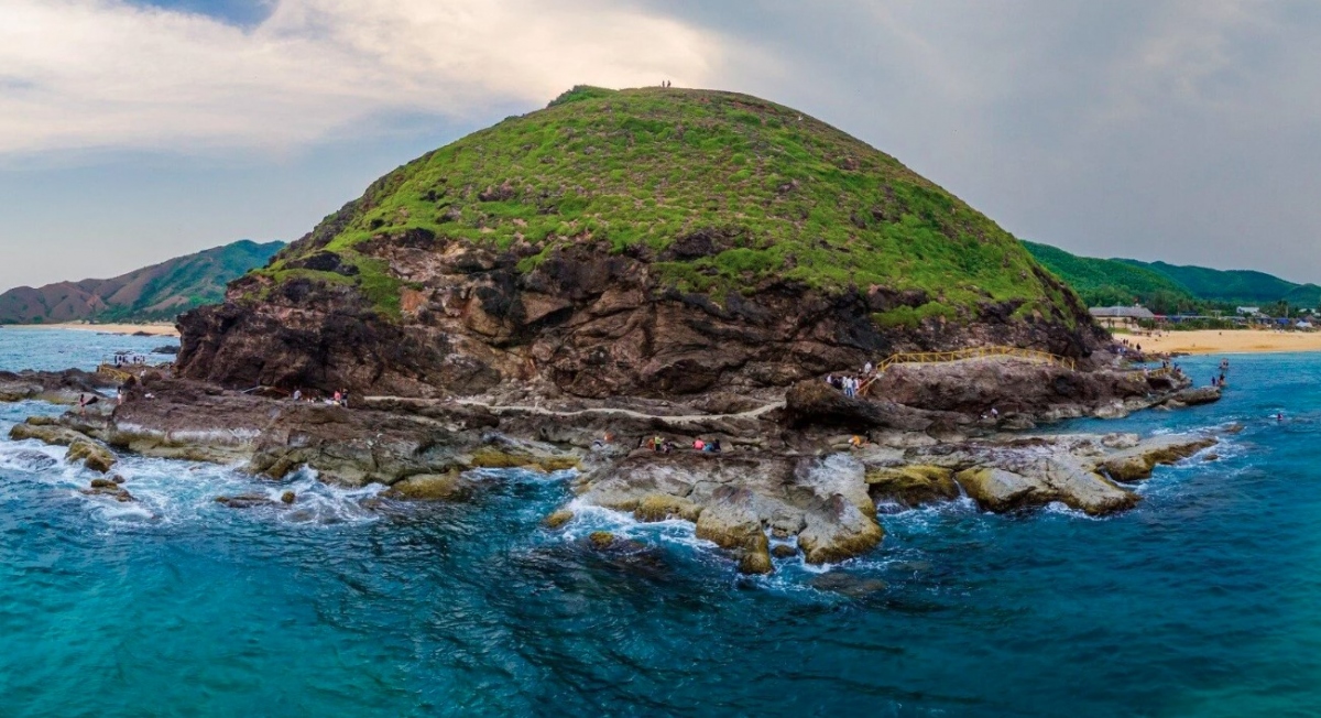 Mui Ganh-Hoai Hai beach is situated about 100 kilometres from the coastal city of Quy Nhon. For the first time, people here got the chance to see whales swimming in the blue waters off the coast of Mui Ganh-Hoai Hai beach in Binh Dinh province.