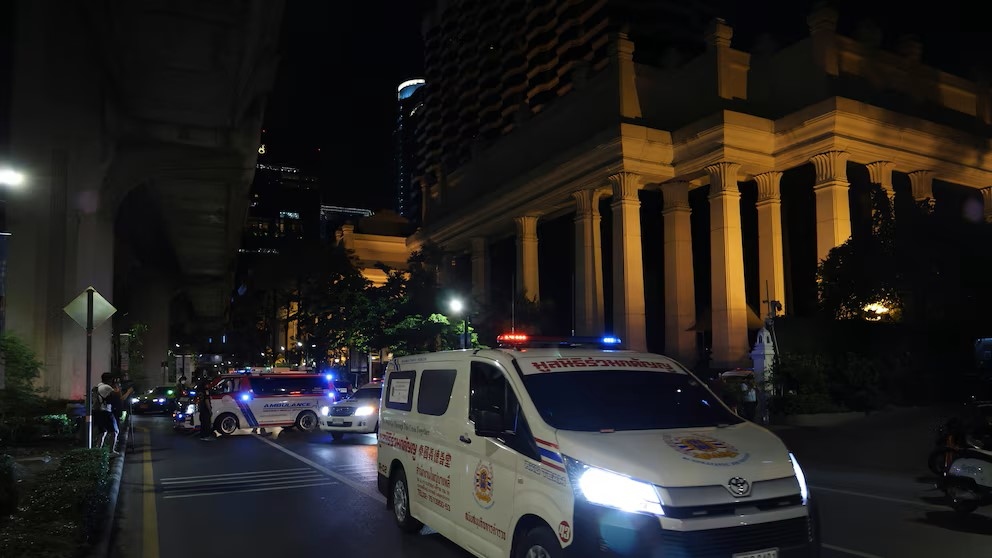 Xe cấp cứu chở thi thể nạn nhân tới bệnh viện Chulalongkorn tối 16/7 (Ảnh: Reuters)
