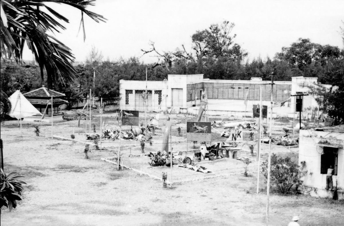 Xác 4 chiếc máy bay Mỹ bị quân dân ta bắn rơi ngày 5/8/1964 được trưng bày tại triển lãm Vân Hồ - Hà Nội