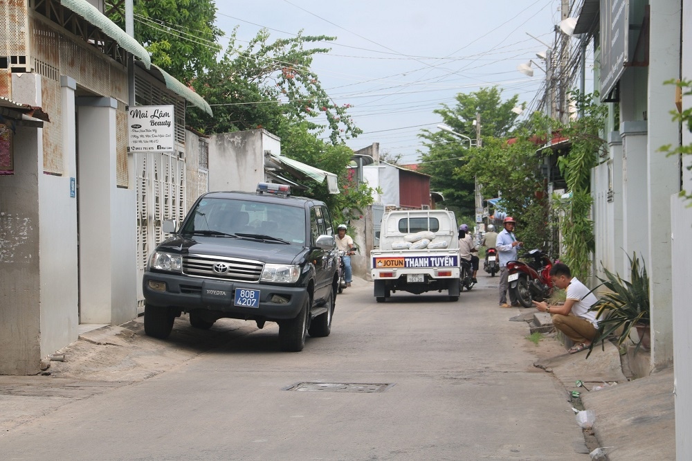 Xe mang biển số xanh 80 xuất hiện tại nhà riêng ông Lê Quang Vinh, Bí thư huyện đảo Phú Quý (Ảnh: C.T)