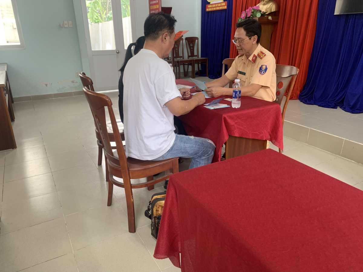 Tài xế điều khiển phương tiện đi vào phần đường, làn đường không đúng quy định bị người dân ghi lại hình ảnh đăng lên mạng bị xử phạt hành chính (Ảnh: PC08)