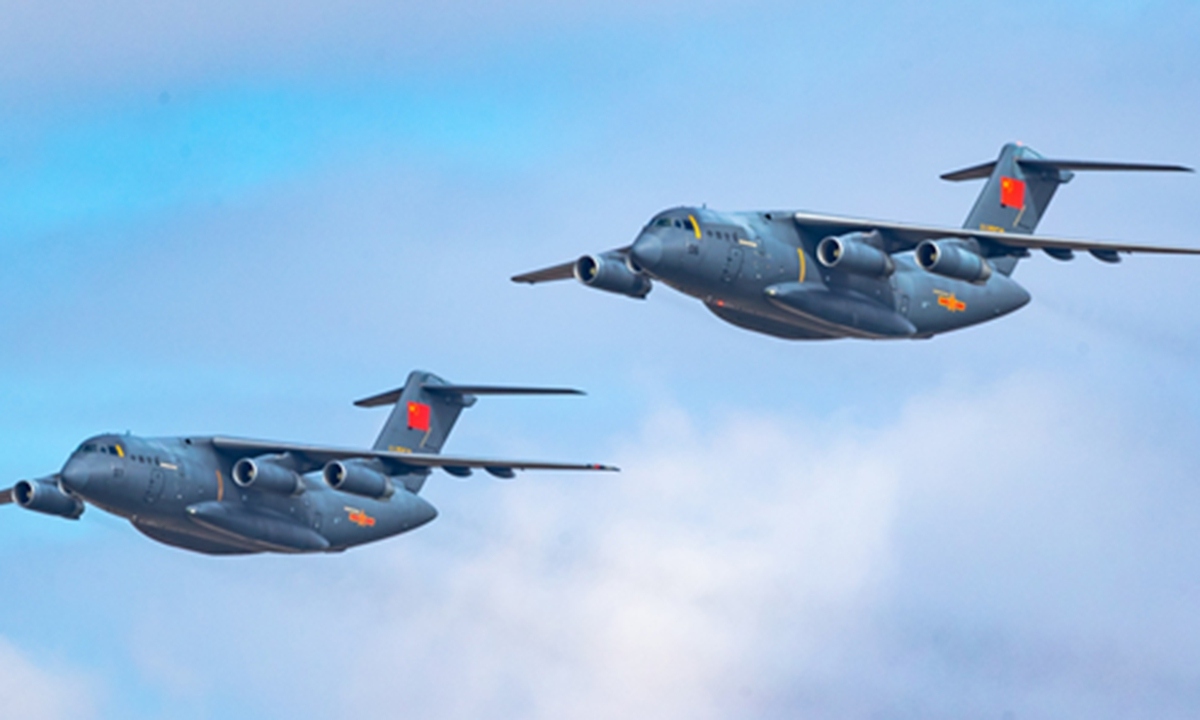 Hai máy bay vận tải cỡ lớn Y-20 của Trung Quốc bay theo đội hình. Ảnh: Global Times