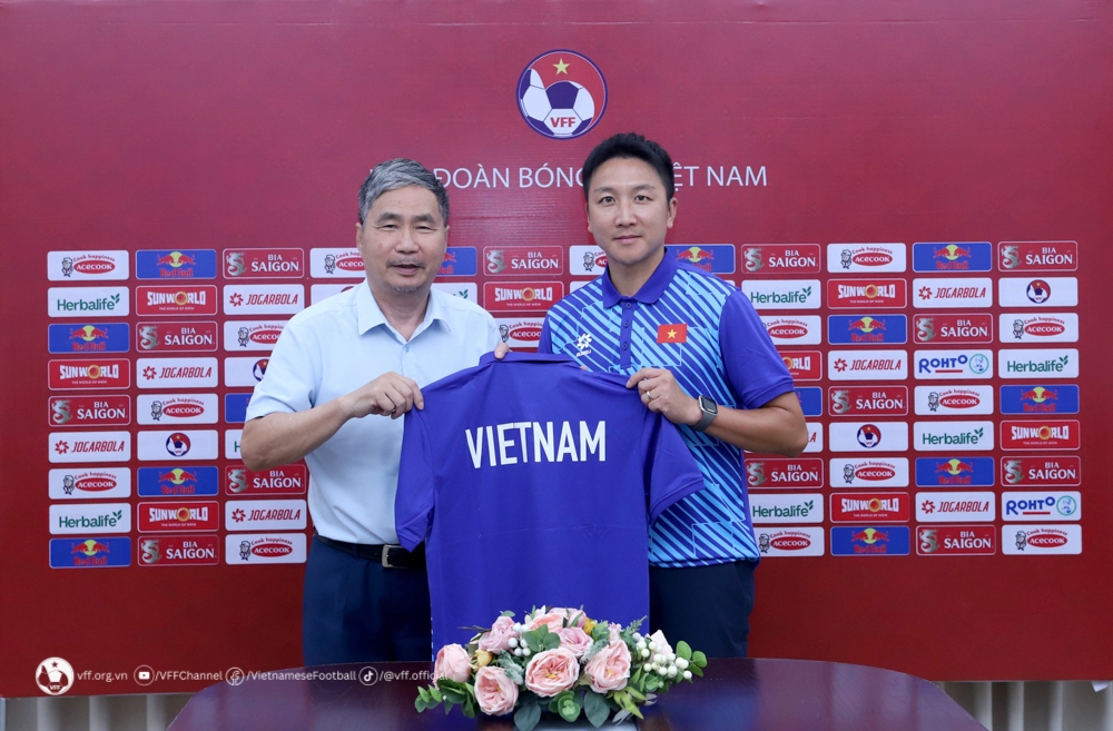 Yoon Dong Hun, HLV thể lực mớ của ĐT Việt Nam chính thức ký hợp đồng với VFF. (Ảnh: VFF). 