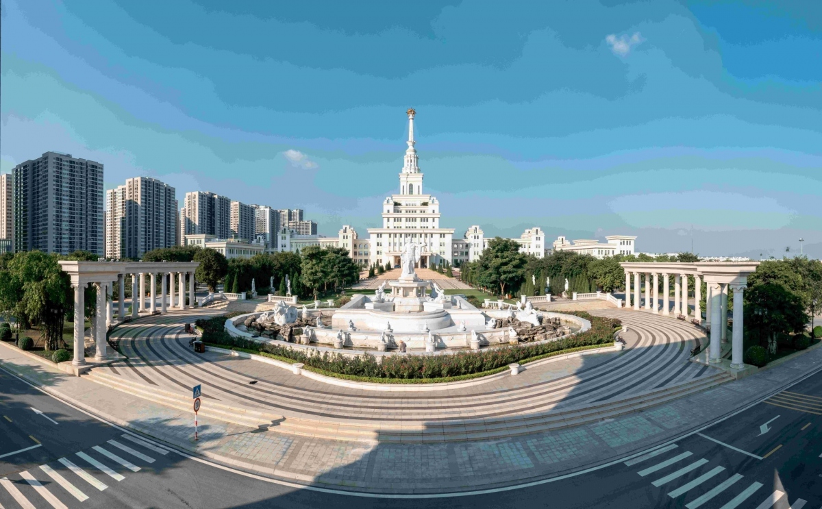 Trường Đại học VinUni - đại học tinh hoa và tư thục phi lợi nhuận đầu tiên tại Việt Nam, tọa lạc tại đại đô thị Vinhomes Ocean Park (Gia Lâm, Hà Nội).