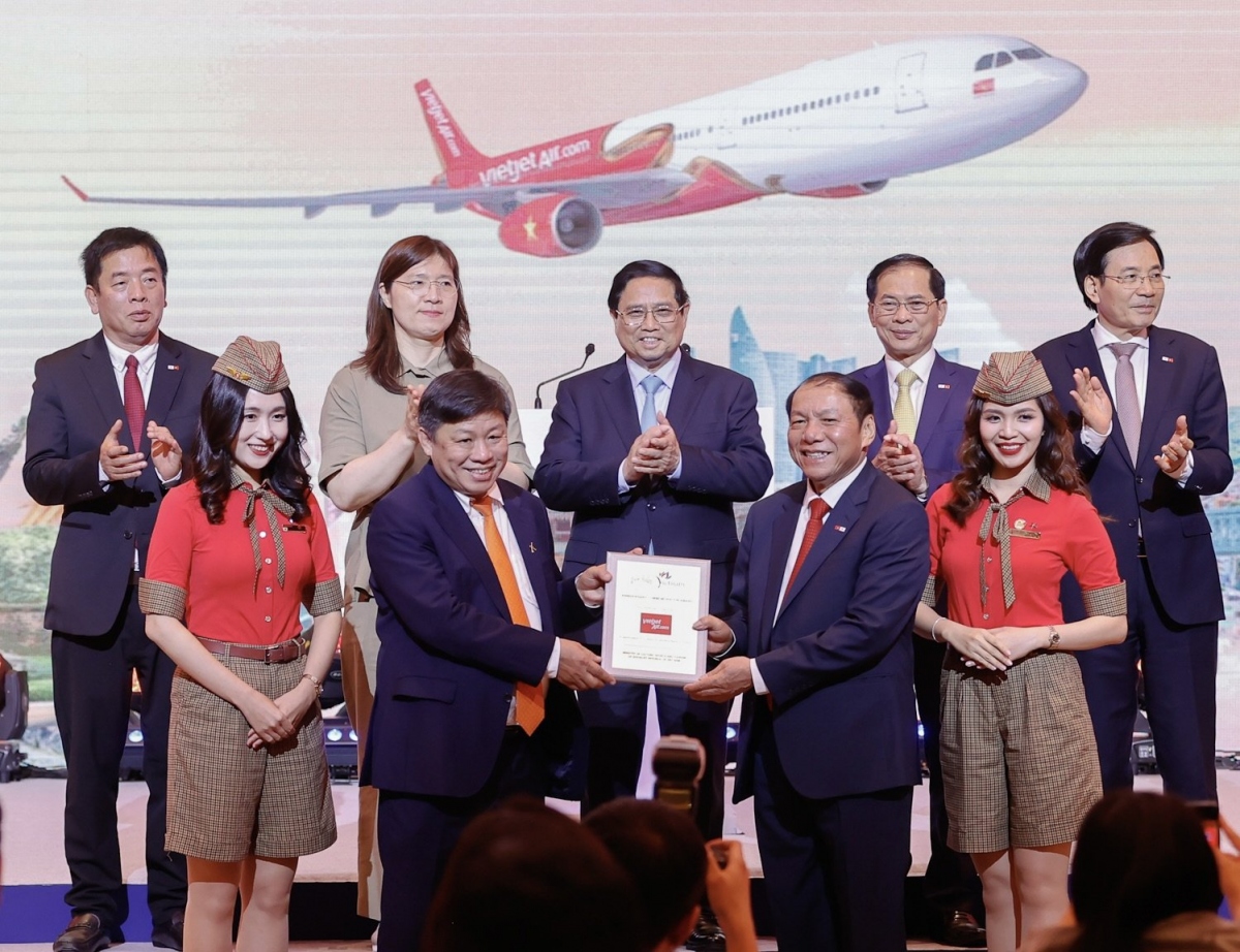 Dưới sự chứng kiến của Thủ tướng Phạm Minh Chính, Bộ trưởng Bộ VHTT&amp;DL Nguyễn Văn Hùng trao tặng Kỷ niệm chương chúc mừng cho hành trình 10 năm kết nối giữa Việt Nam - Hàn Quốc của Vietjet