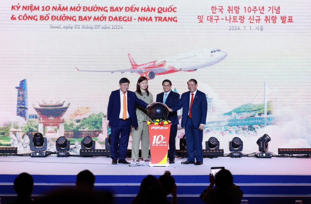 Từ phải sang: Bộ trưởng Bộ VHTT&amp;DL Nguyễn Văn Hùng, Thủ tướng Chính phủ Phạm Minh Chính, Thứ trưởng Bộ VHTT&amp;DL Hàn Quốc Jang Mi-Ran và lãnh đạo Vietjet thực hiện nghi thức công bố đường bay mới Daegu - Nha Trang