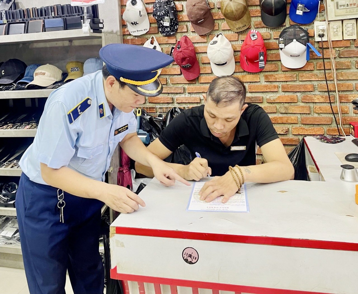 Tuyên truyền, hướng dẫn chủ hộ kinh doanh ký cam kết chấp hành các quy định của pháp luật trong kinh doanh hàng hóa.