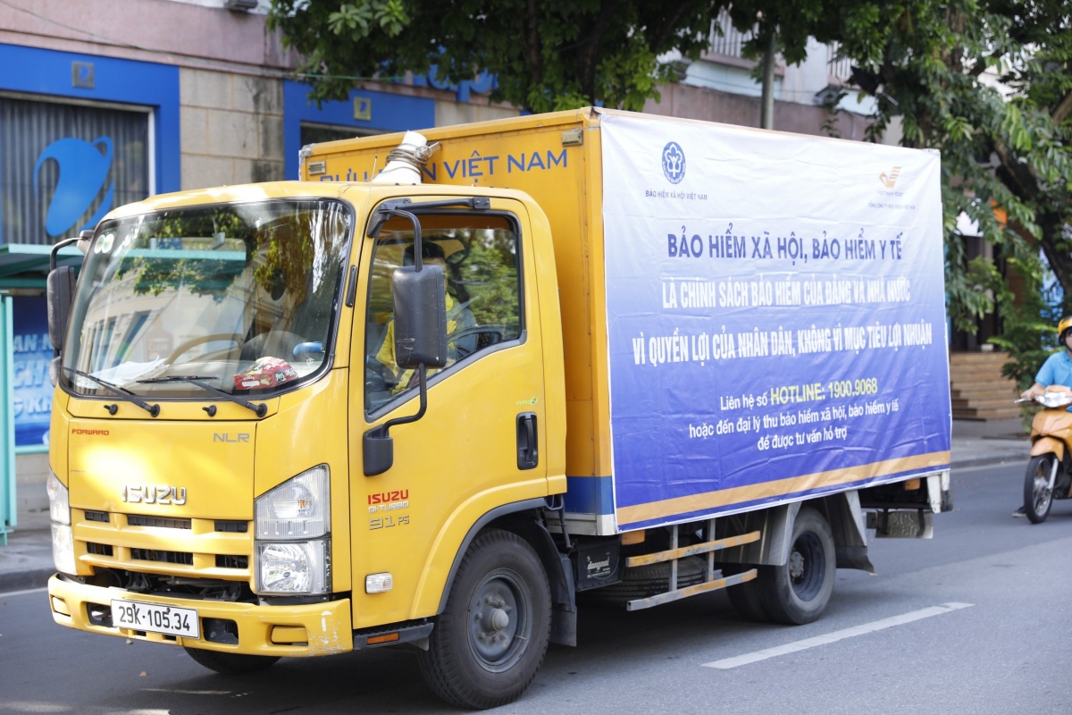 Đoàn diễu hành tuyên truyền, vận động, phát triển người tham gia BHXH tự nguyện, BHYT hộ gia đình.
Ảnh: Trần Oanh.