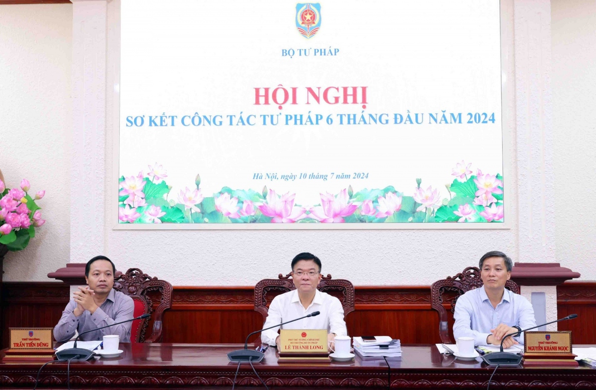 Phó Thủ tướng Chính phủ, Bộ trưởng Bộ Tư pháp Lê Thành Long chủ trì tại điểm cầu Hà Nội. (Ảnh: VGP)
