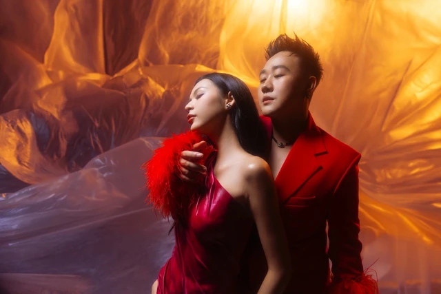 Phí Phương Anh trở lại "đường đua" âm nhạc với MV Người bán nỗi buồn. Lần này, nữ ca sĩ 9X khiến nhiều khán giả bất ngờ vì "bắt tay" với ca sĩ Trung Quân Idol. Khi làm việc với chủ nhân hit "Dấu mưa", Phí Phương Anh cảm nhận nam ca sĩ là một người tràn đầy năng lượng và luôn tạo bầu không khí thoải mái cho mọi người trong ê kíp. Ra mắt sản phẩm ở thời điểm thị trường âm nhạc khá náo nhiệt và cạnh tranh khốc liệt ở các bảng xếp hạng nhưng Phí Phương Anh không cảm thấy áp lực. Hơn thế nữa, đối với Phí Phương Anh các bảng xếp hạng không phải là "thước đo" duy nhất để đánh giá một sản phẩm vì gu thẩm mỹ âm nhạc của từng khán giả là khác nhau. 