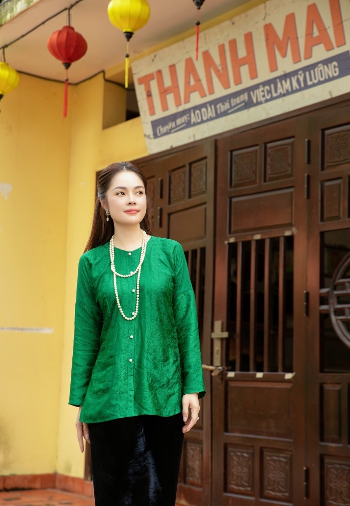 Dương Cẩm Lynh vừa trở lại đóng phim sau hai năm ồn ào đòi nợ. Cô nhận được một lúc nhiều dự án nhưng quyết định đóng Miền ảo vọng của đạo diễn Xuân Phước. Tại lễ khai máy, Dương Cẩm Lynh thắp hương thành kính cầu mong vai diễn tái xuất và bộ phim thành công, được khán giả yêu thích. Cô nói: "Hai năm qua dù có những lời mời đóng phim, nhưng tôi không dám nhận vì biết tâm trí và cảm xúc chưa thể nào trọn vẹn cho vai diễn.