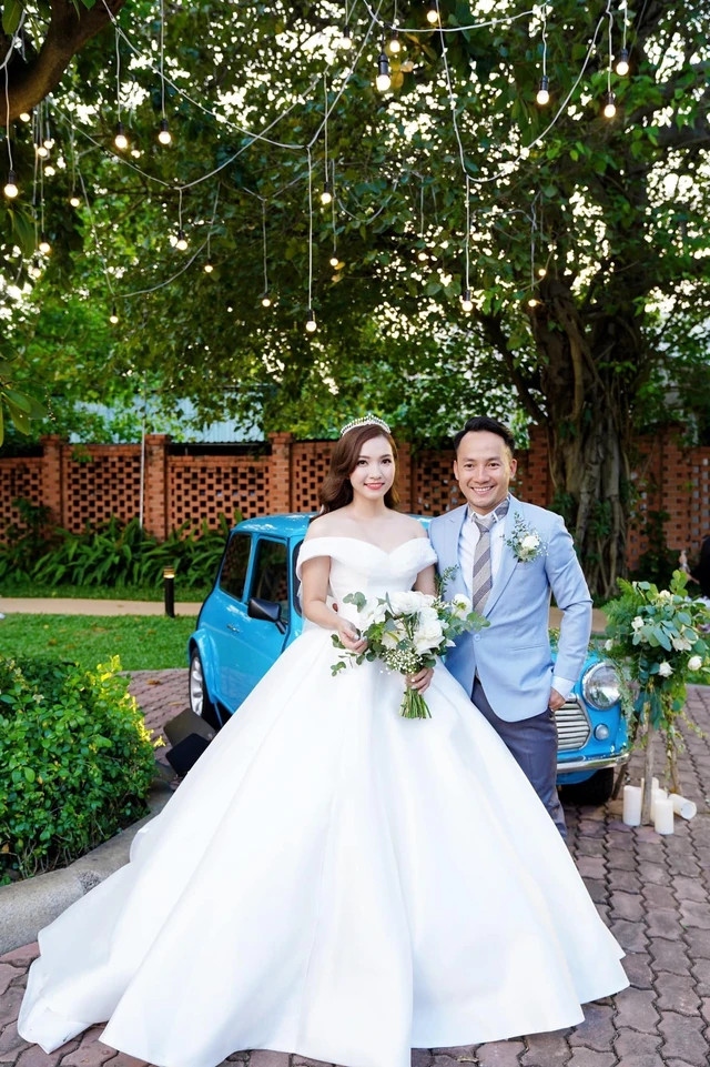 Nói về phản ứng của vợ trong màn trình diễn đầu tiên của chồng ở Anh trai vượt ngàn chông gai, Đinh Tiến Đạt bày tỏ: "Vợ là người đầu tiên ủng hộ khi tôi nhận được lời mời tham gia chương trình. Vy khuyên tôi nên thử sức vì thấy chương trình khá hay. Ban đầu tôi định không tham gia vì muốn có thời gian cho gia đình. Nhưng chính Vy là người động viên ngược lại, nói tôi cứ trải nghiệm, để cô ấy lo những việc còn lại. Đến lúc xem lại phần trình diễn của tôi, vợ chỉ nói sao tôi hát mà chỉ tay nhiều quá (cười)".